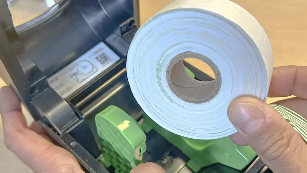 Carga de bobina térmica en impresora de la empresa fabricante pulseras identificacion hospitales