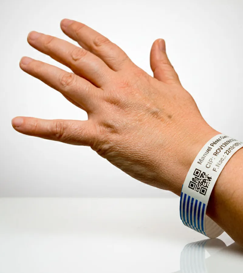 Paciente portando brazalete de la empresa fabricante pulseras identificacion hospitales