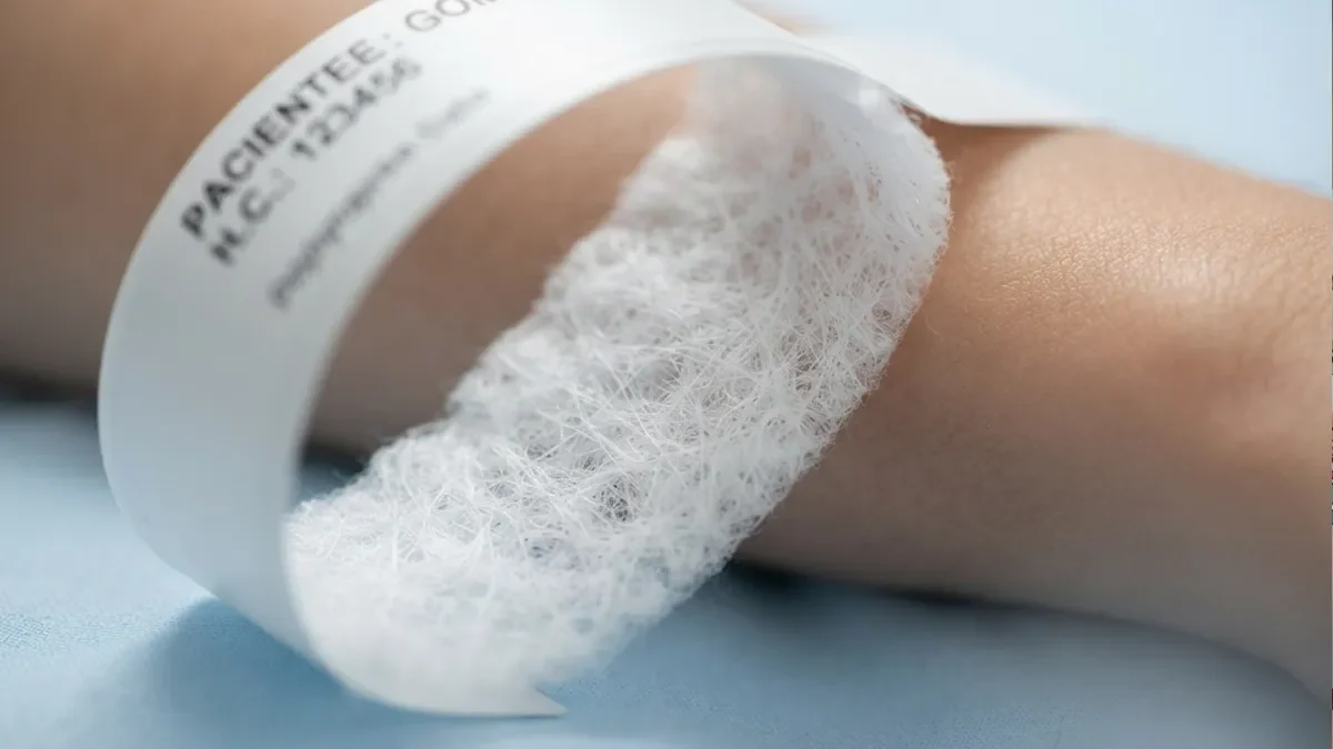 Detalle del reverso de Tejido No Tejido TNT para prevenir alergia pulseras hospital