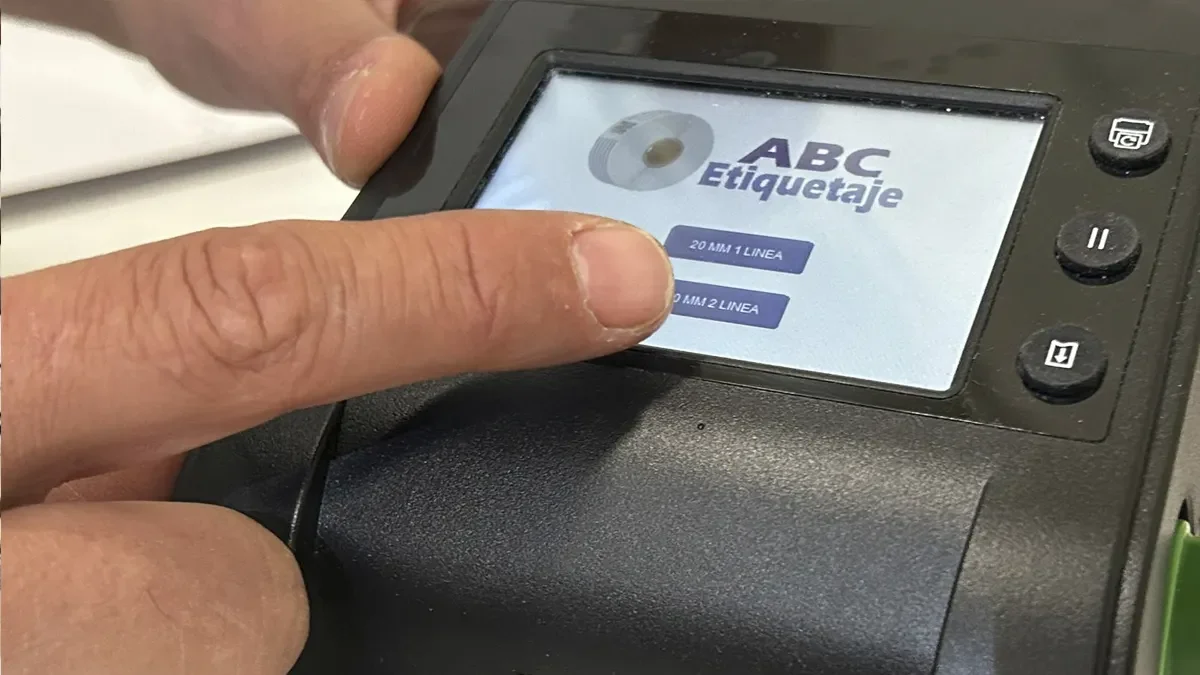 Técnico informático reparando impresora térmica de pulseras en el hospital